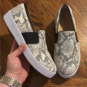 Vionic | Demetra Leather Slip On‎ Sneaker White Black Round Toe Sz 7.5